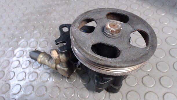 Foto: SERVOPUMPE / LENKGETRIEBEPUMPE eines Nissan Sunny Color Line Chequers