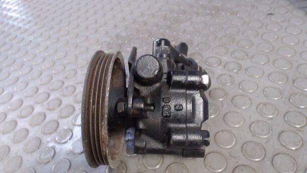 Foto: SERVOPUMPE / LENKGETRIEBEPUMPE eines Nissan Sunny Color Line Chequers