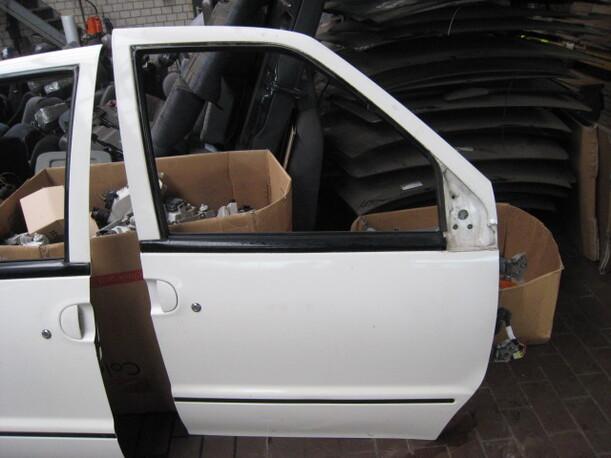 Foto: TÜR VORNE RECHTS eines Nissan Serena 2.0
