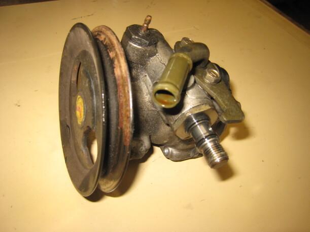 Foto: LENKGETRIEBEPUMPE eines Mitsubishi Colt 1300