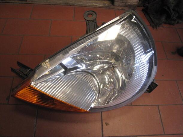 Foto: SCHEINWERFER  LINKS eines Ford Ka Color Line Chequers