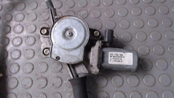 Foto: FENSTERHEBER ELEKTRISCH VORN LINKS eines Fiat Bravo 80 16V SE