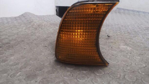 Foto: BLINKER / BLINKLEUCHTE RECHTS eines BMW 525i SE