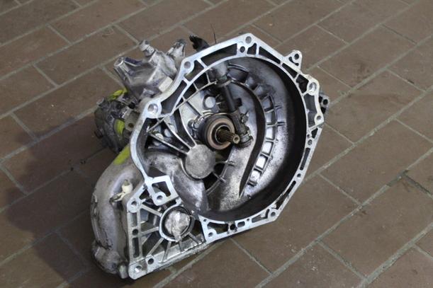 Foto: SCHALTGETRIEBE 5-GANG eines Opel Tigra 1.4i 16V SE