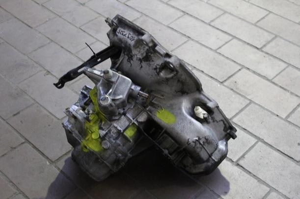 Foto: SCHALTGETRIEBE 5-GANG eines Opel Tigra 1.4i 16V SE
