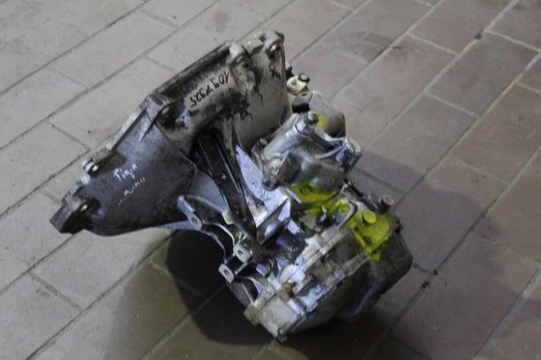 Foto: SCHALTGETRIEBE 5-GANG eines Opel Tigra 1.4i 16V SE