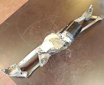 Foto: SCHEIBENWISCHERMOTOR VORN eines Peugeot 106 SE