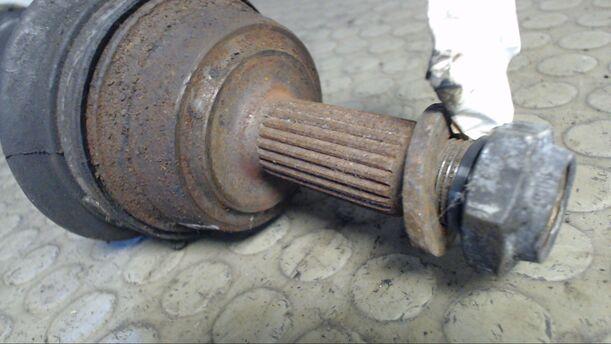 Foto: ANTRIEBSWELLE LINKS eines Audi 80 SE