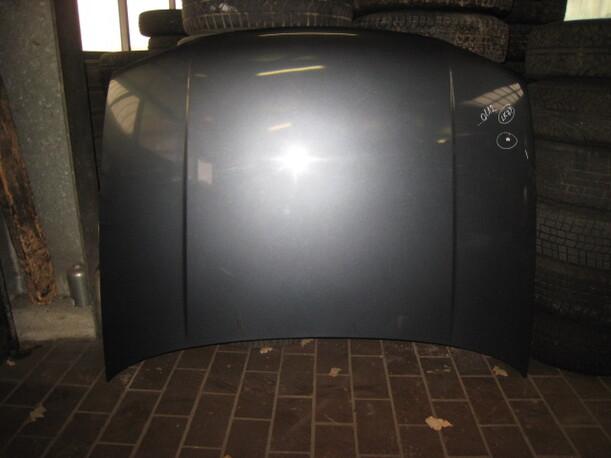 Foto: MOTORHAUBE eines VW Golf 1.6 SE