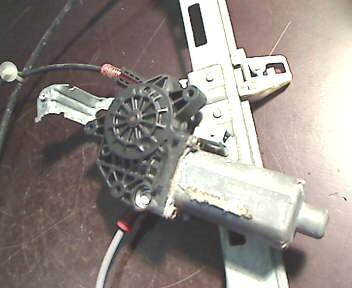 Foto: FENSTERHEBER ELEKTR. VORN LINKS (2/3-Türer() eines Peugeot 206 60 SE