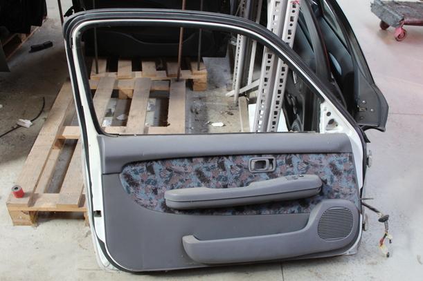 Foto: TÜR VORNE LINKS (2/3-Türer) eines Nissan Micra 1.0