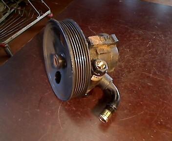 Foto: LENKGETRIEBEPUMPE eines Volvo V40 1.6