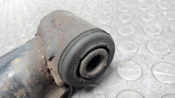 Foto: QUERLENKER VORNE LINKS UNTEN eines Toyota Carina II Liftback GL