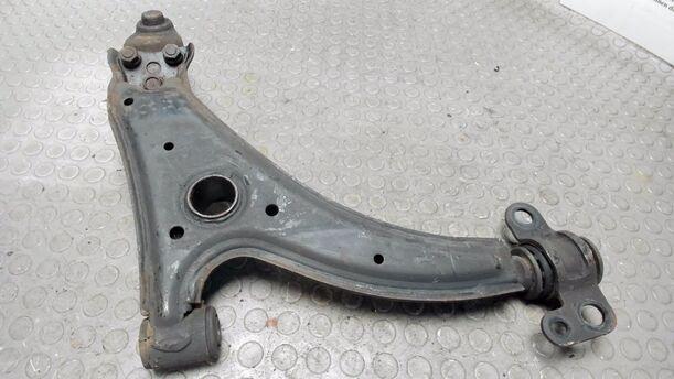 Foto: QUERLENKER VORNE LINKS UNTEN eines Toyota Carina II Liftback GL