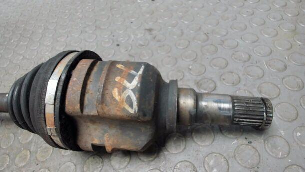 Foto: ANTRIEBSWELLE LINKS eines Toyota Carina II Liftback GL