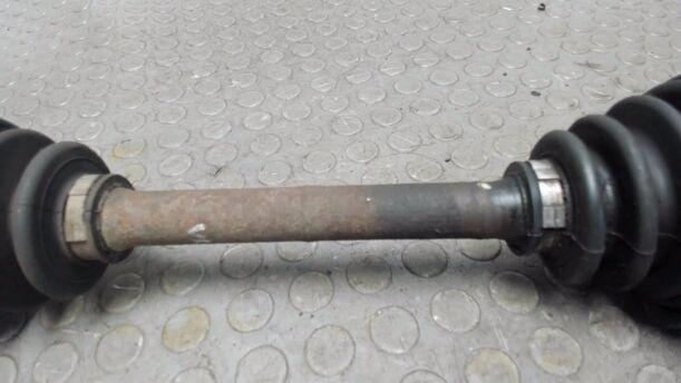 Foto: ANTRIEBSWELLE LINKS eines Toyota Carina II Liftback GL
