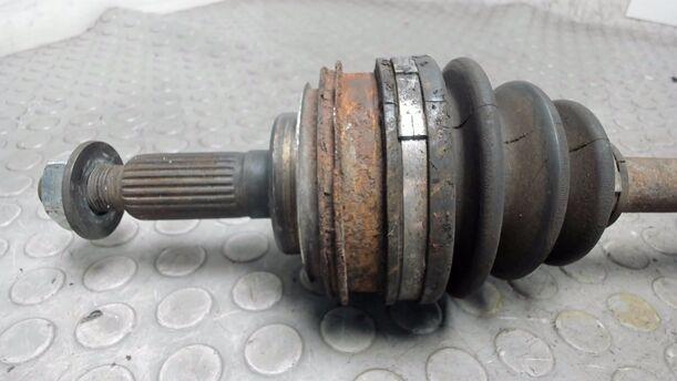 Foto: ANTRIEBSWELLE LINKS eines Toyota Carina II Liftback GL