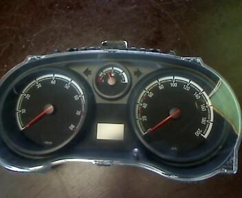 Foto: TACHOEINHEIT / INSTRUMENT (ENTHEIRATET) eines Opel Corsa 1.0 12V GL