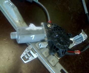 Foto: FENSTERHEBER MIT MOTOR VL eines Peugeot 206 75