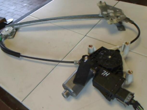 Foto: FENSTERHEBER ELEKTR. HINTEN LINKS eines Mitsubishi Space Star GDI 1800