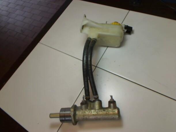 Foto: HAUPTBREMSZYLINDER eines Alfa Romeo 156 1.6 16V Twin Spark