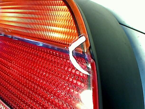 Foto: HECKLEUCHTE / RÜCKLICHT LINKS (BESCHÄDIGT) eines BMW 520i