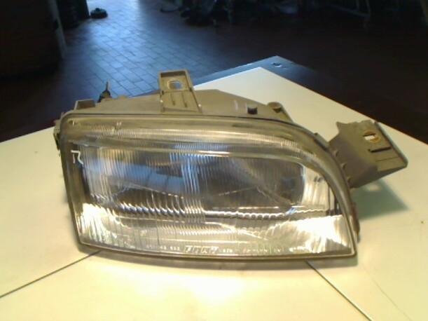 Foto: SCHEINWERFER RECHTS eines Fiat Punto 55 6 Speed