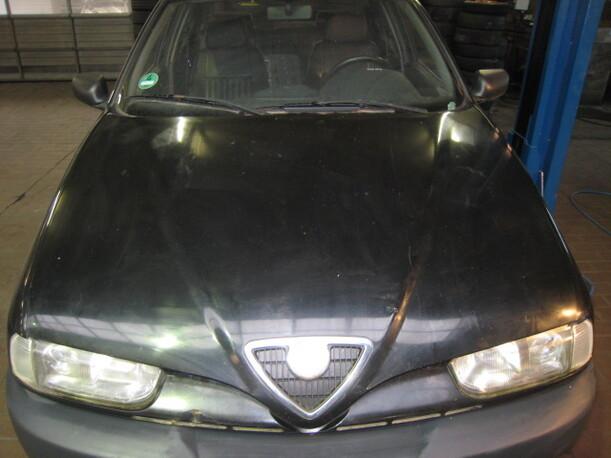 Foto: MOTORHAUBE eines Alfa Romeo 146 1.6 Club
