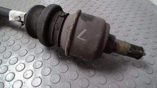 Foto: ANTRIEBSWELLE HINTEN LINKS eines MERCEDES-BENZ 200D