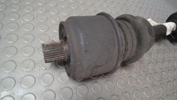 Foto: ANTRIEBSWELLE HINTEN LINKS eines MERCEDES-BENZ 200D
