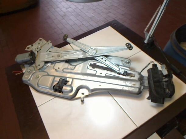 Foto: FENSTERHEBER MIT MOTOR VORN RECHTS eines Renault Laguna 1.8