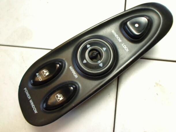 Foto: SCHALTER FENSTERHEBER eines Hyundai Coupe 2.0