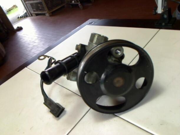 Foto: LENKGETRIEBEPUMPE eines Mazda 323 F 1.5