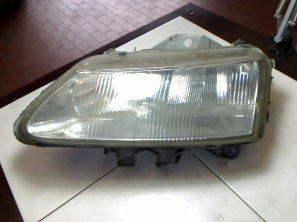 Foto: SCHEINWERFER LINKS eines Renault Laguna Grandtour 2.2 D
