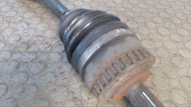 Foto: ANTRIEBSWELLE LINKS eines Opel Corsa 16V