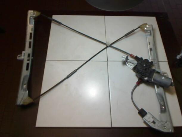 Foto: FENSTERHEBER ELEKTR. VORN LINKS  (2/3-TÜRER) eines Peugeot 206 75