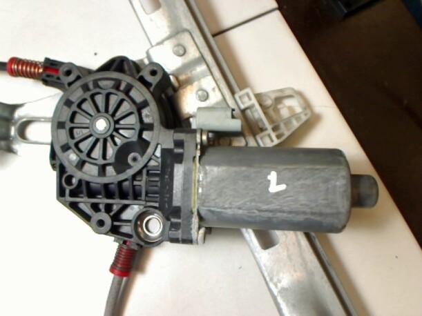 Foto: FENSTERHEBER ELEKTR. VORN LINKS  (2/3-TÜRER) eines Peugeot 206 75
