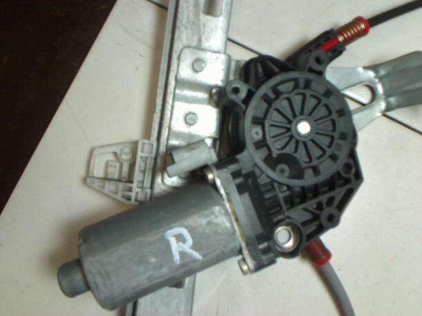 Foto: FENSTERHEBER ELEKTR. VORN RECHTS (2/3-TÜRER) eines Peugeot 206 75