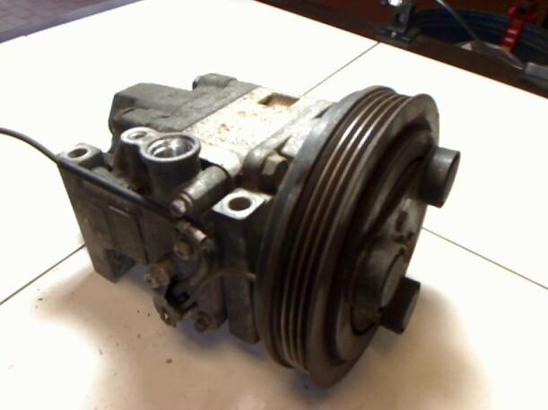 Foto: KOMPRESSOR KLIMAANLAGE eines Mazda 323 F 1.6