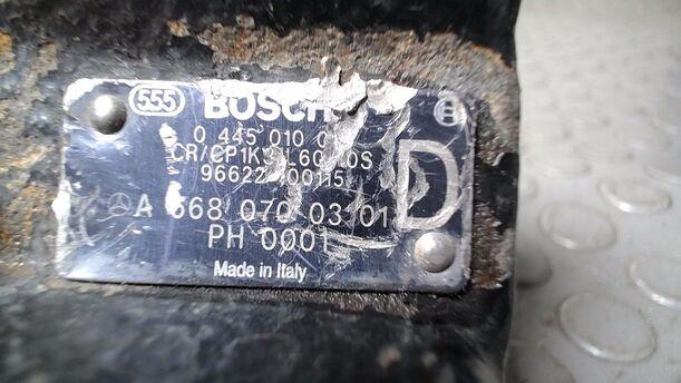 Foto: EINSPRITZPUMPE / HOCHDRUCKPUMPE eines Mercedes-Benz A 170 CDI
