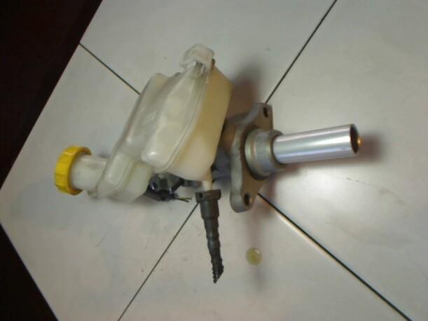 Foto: HAUPTBREMSZYLINDER eines Ford Fiesta 1.3