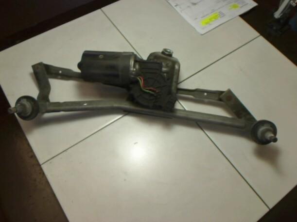 Foto: SCHEIBENWISCHERMOTOR VORN eines Peugeot 206 HDi 90