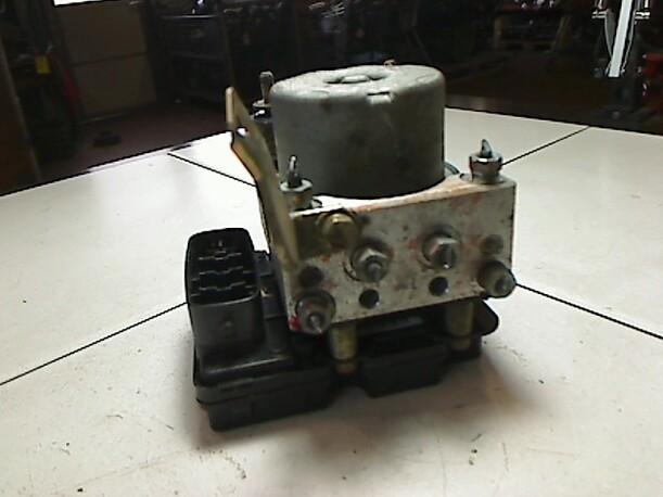 Foto: HAUPTBREMSAGGREGAT ABS eines Toyota Yaris 1.0