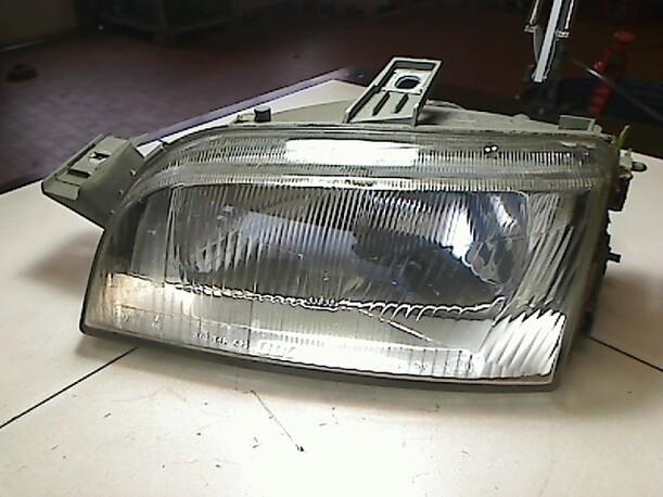 Foto: SCHEINWERFER LINKS eines Fiat Punto 60