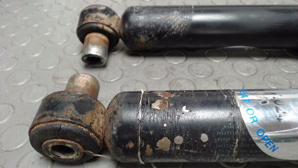 Foto: STOSSDÄMPFERPAAR HINTEN eines Renault R 21
