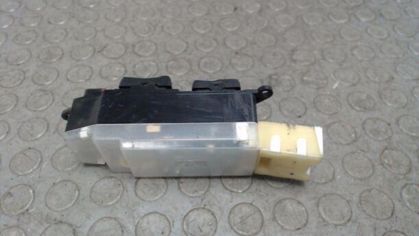 Foto: FENSTERHEBERSCHALTER eines Subaru Legacy Station 4WD Combispace