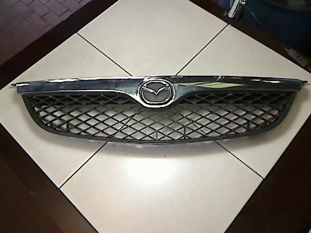 Foto: KÜHLERGRILL eines Mazda 626 2.0 TD Combispace