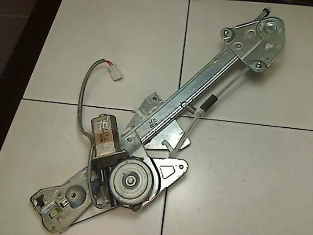 Foto: FENSTERHEBER HINTEN LINKS eines Mazda 626 2.0 TD Combispace