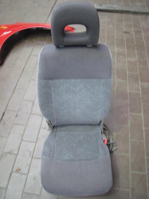 Foto: SITZ HINTEN RECHTS eines Mazda Premacy 1.9 Combispace