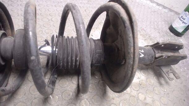Foto: FEDERBEIN VORN LINKS eines Mazda 323 1.4i 16V
